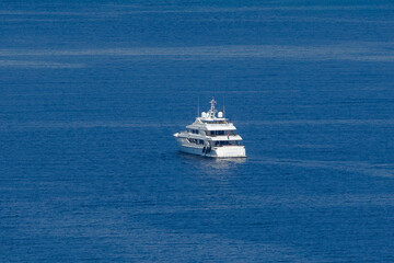 Naklejka premium White luxury yacht anchored in blue Mediterranean water, Frankreich, Korsika, Calanques de Piana, 19 Juni 2025