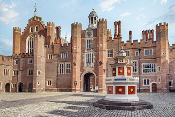 Main courtyard of the Hampton Court Palace.
Panoramic view of the majestic palace built in 1515 by Cardinal Thomas Wolsey.