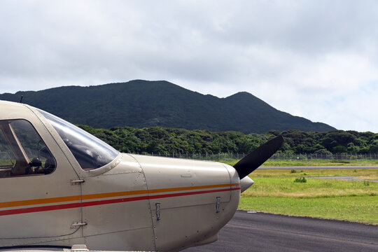 伊豆七島新島空港の小型自家用機