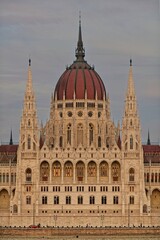 Obraz premium Scenic front view of the Hungarian Parliament Building at sunset