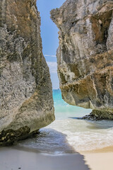 Rocas partidas en Playa Ruinas de la Zona Arqueológica de Tulum, Quintana Roo, México