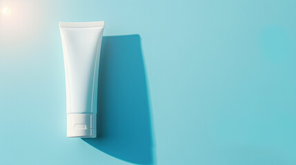 Creme de protetor solar em fundo azul