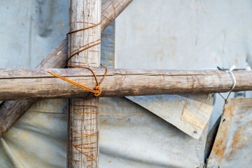 足場丸太を番線で固定した様子