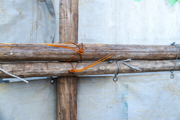 足場丸太を番線で固定した様子