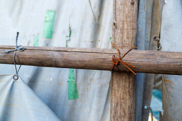 足場丸太を番線で固定した様子