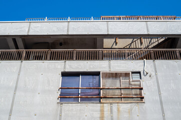 廃墟となったビルの錆びた窓