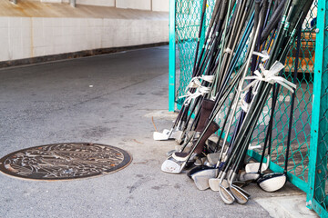 不用品として集められたゴルフクラブ