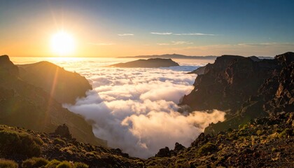 Obraz premium Stunning Sunrise Over Cloud-Covered Valley in Mountain Landscape