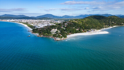 Aerial view of Jurerê Beach in Florianópolis, Santa Catarina, Brazil, showing turquoise sea, sandy shore and urban area by the coast