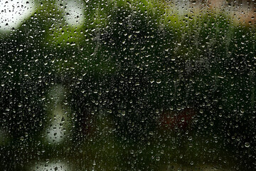 車の窓ガラスについた雨粒