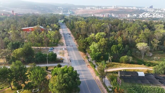 Carretera principal en zona urbana con espacio para peatones
