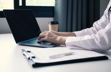 A female health specialist explains the test results to the patient, giving a detailed and close-up explanation of the diagnosis, both medical and healthcare aspects