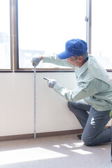 メジャーで測定する内装工事業者