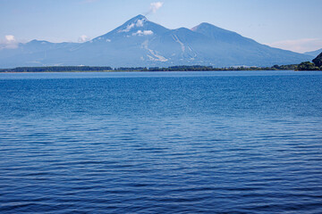 猪苗代湖越しの雄大な磐梯山の風景