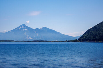 猪苗代湖越しの雄大な磐梯山の風景