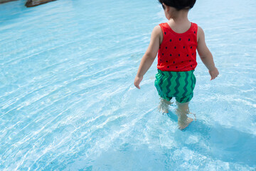 プールで遊ぶ水着の男の子