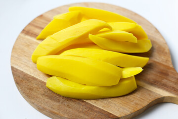 Pickled mango slices, sweet and crunchy