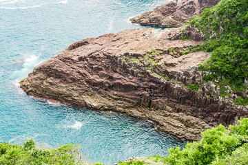 宮崎県日向市・馬ヶ背から望む柱状節理の断崖と青い海の風景