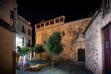 Vista panorámica del casco histórico de la ciudad española de Cáceres con vistas a los tejados de tejas marrones de edificios antiguos alrededor de la plaza principal en el soleado día de verano