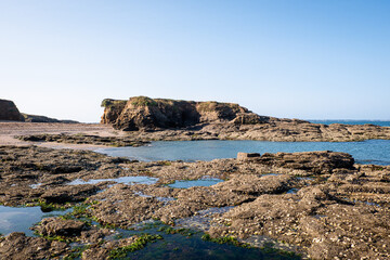 Des rochers sur le littoral en Bretagne.