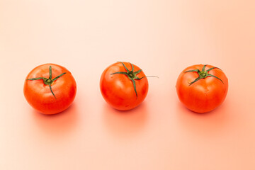 並んだトマト　ピンク背景