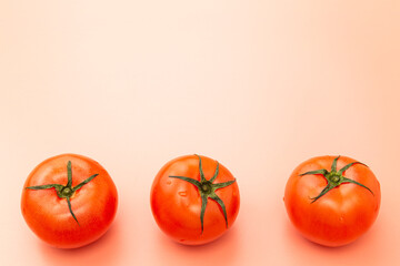 並んだトマト　ピンク背景