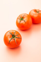 トマト　ピンク背景