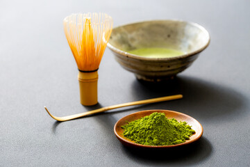 抹茶を点てる　　黒背景の抹茶イメージ