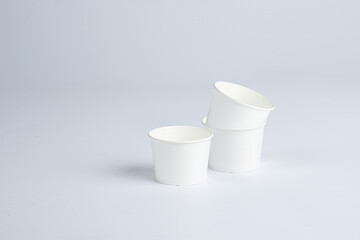 Three paper cups, each 260 cc, that can be used for both hot and cold drinks, are placed in a row and stacked on top of each other on a white background.