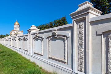 Dekoracyjne mury wokół Parlamentu w Bukareszcie – architektura z detalami i kopułą w tle