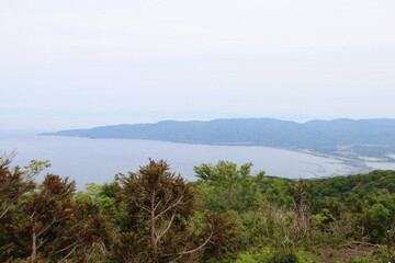 Obraz premium 春の佐渡島。尻立て山山頂より両津湾を望む。