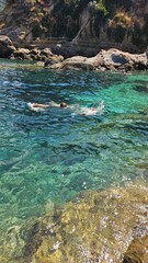 ragazzo fa snorkeling nella baia del mar mediterraneo in estate