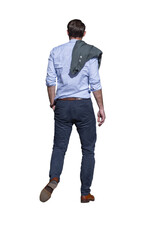 Naklejka premium Homme élégant vu de dos, debout, il marche, chemise bleue rayée et veste sur l’épaule, style décontracté chic, journée printanière