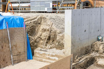 大型ビルの外構工事、スロープを来るために掘った穴