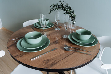 Imagine a stylish table setting with vibrant green dinnerware and chic glassware in a modern dining room, perfect for creating unforgettable dining experiences for guests