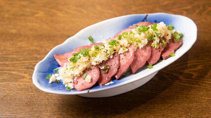 牛タンの葱塩ソース（冷菜）