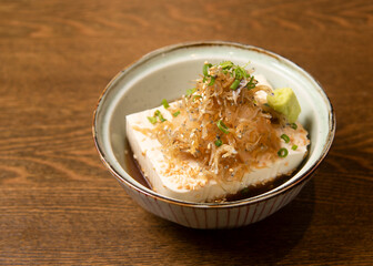 揚げた雑魚と大根おろしの冷たい豆腐