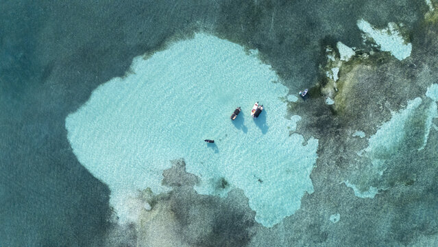 Aerial view of a small island surrounded by turquoise waters, with boats and people enjoying the clear shallows, San Andr&Atilde;&copy;s, San Andres and Providencia, Colombia.