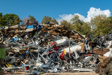Gro&szlig;er Metallschrotthaufen mit verschiedenen Materialien, K&ouml;ln, Nordrhein-Westfalen, Deutschland