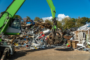 Fototapeta premium Recyclingbagger hebt Schrottballen vor Container, Köln, Nordrhein-Westfalen, Deutschland