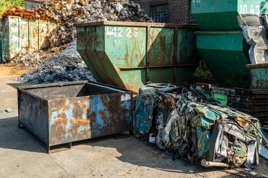 Container und Schrottballen eines alten Autos vor Metallhaufen, K&ouml;ln, Nordrhein-Westfalen, Deutschland