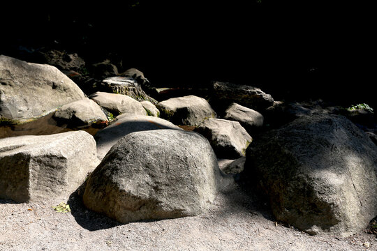Chaos de rochers au Bois de Vincennes à coté d'un cours d'eau
