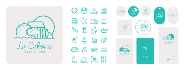 Logo surf shop moderne : une cabane en bois face à la plage, deux planches de surf posées devant, une grande vague qui roule en premier plan et le soleil en arrière-plan.