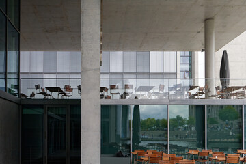 Opustoszała sala zamkniętego bistro w Berlinie