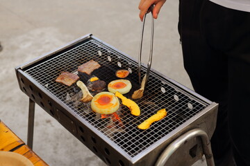 バーベキューで野菜と肉を焼く