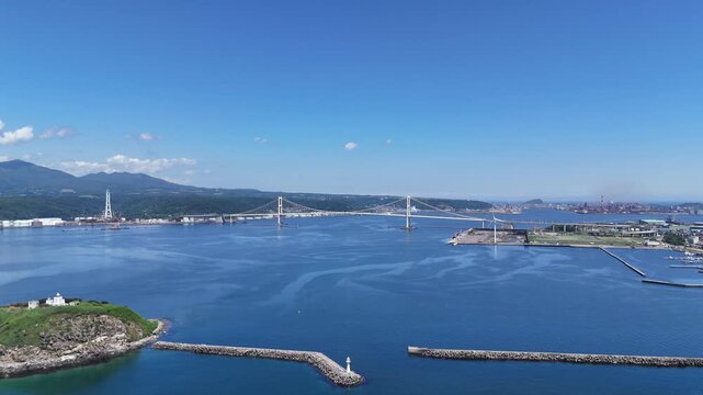 北海道室蘭市にある「白鳥大橋」とその周辺の港をドローンで空撮しました。