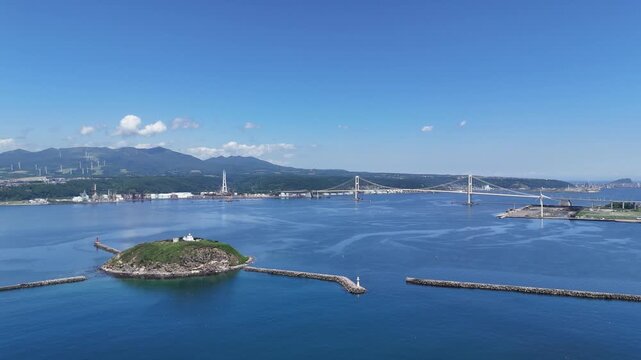 北海道室蘭市にある白鳥大橋とその周辺の港をドローンで空撮しました。