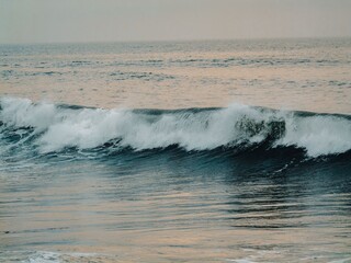 Fototapeta premium Serene ocean wave under pastel sky
