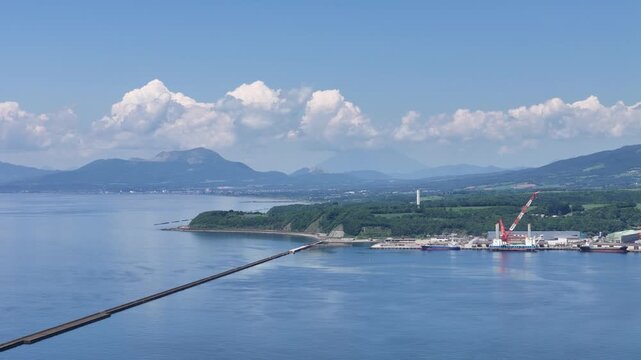 北海道室蘭市にある白鳥大橋とその周辺の港をドローンで空撮しました。