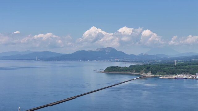北海道室蘭市にある白鳥大橋とその周辺の港をドローンで空撮しました。